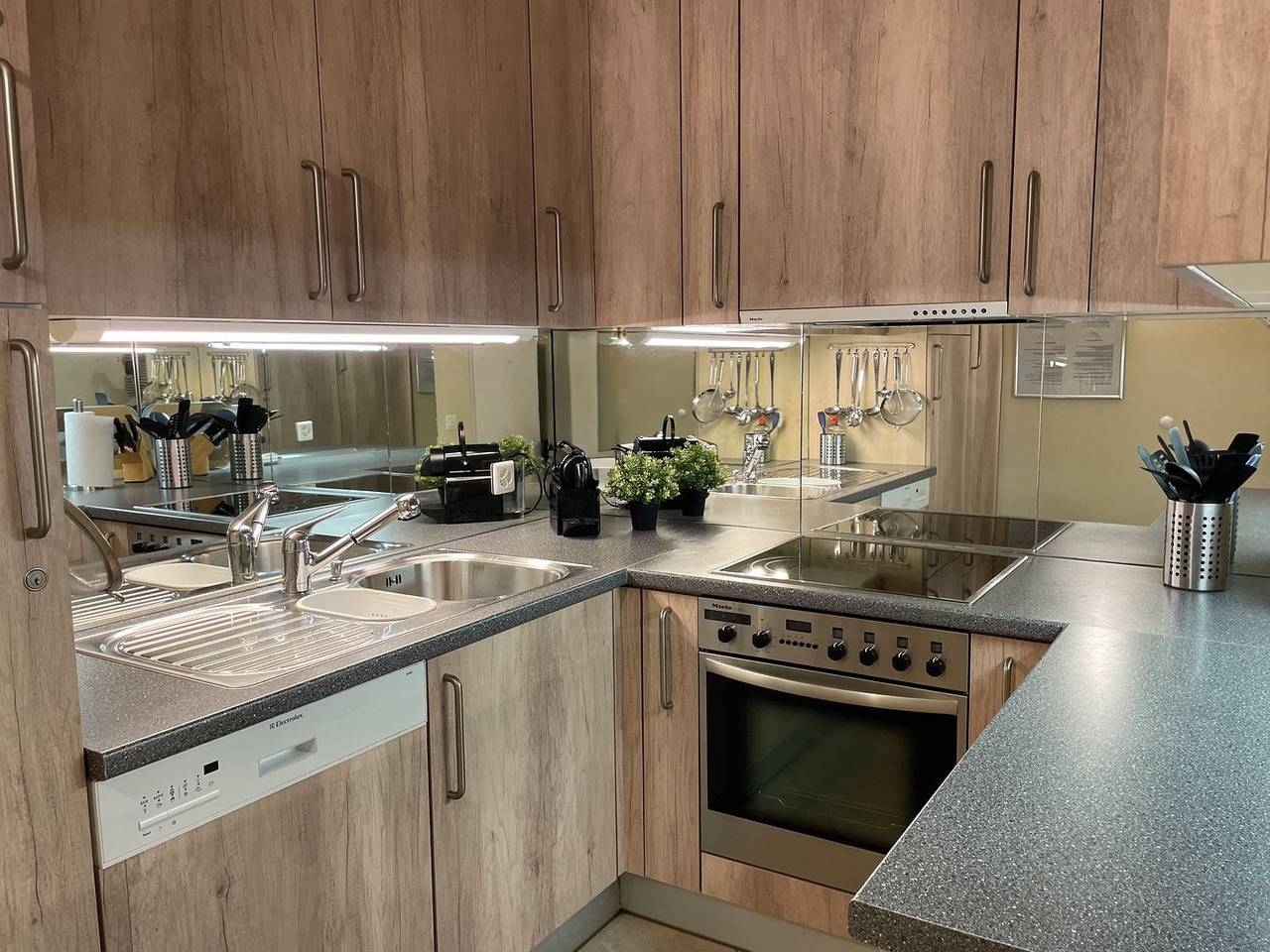 Ganze Wohnung, Appartement in exklusiver Seelage mit Blick auf die Grünanlage und den Lago Maggiore mit Hallenbad. in Brissago, Tessiner Alpen