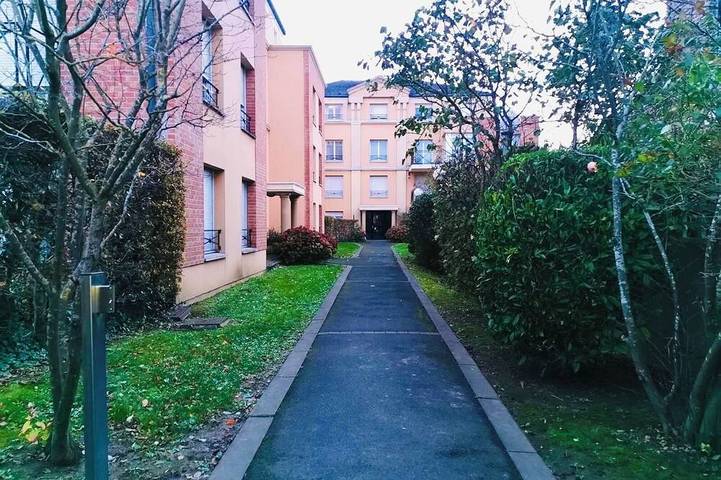 Entire apartment, Very bright 54 m² apartment with 44 m² roof terrace in Valenciennes, Valenciennes region