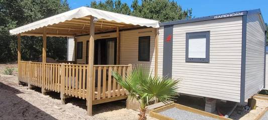 Gîte pour 6 personnes, avec terrasse ainsi que piscine et jardin à Herm