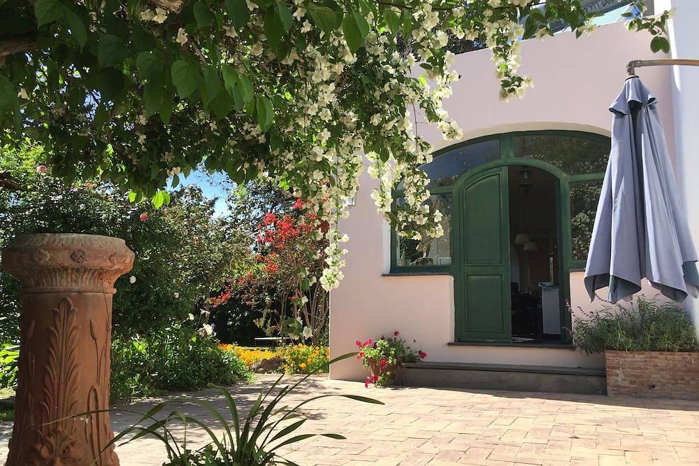 Villa umgeben von viel Grün nur wenige Schritte vom Meer entfernt in Procida, Neapel Provinz