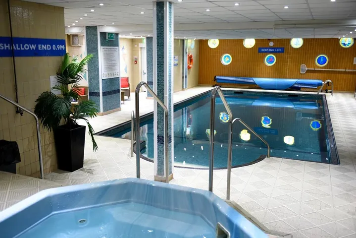 Hotel para 4 personas, con piscina además de jardín y jacuzzi - 1
