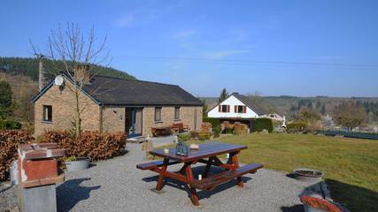 Gîte pour 6 personnes, avec terrasse et jardin à Hotton
