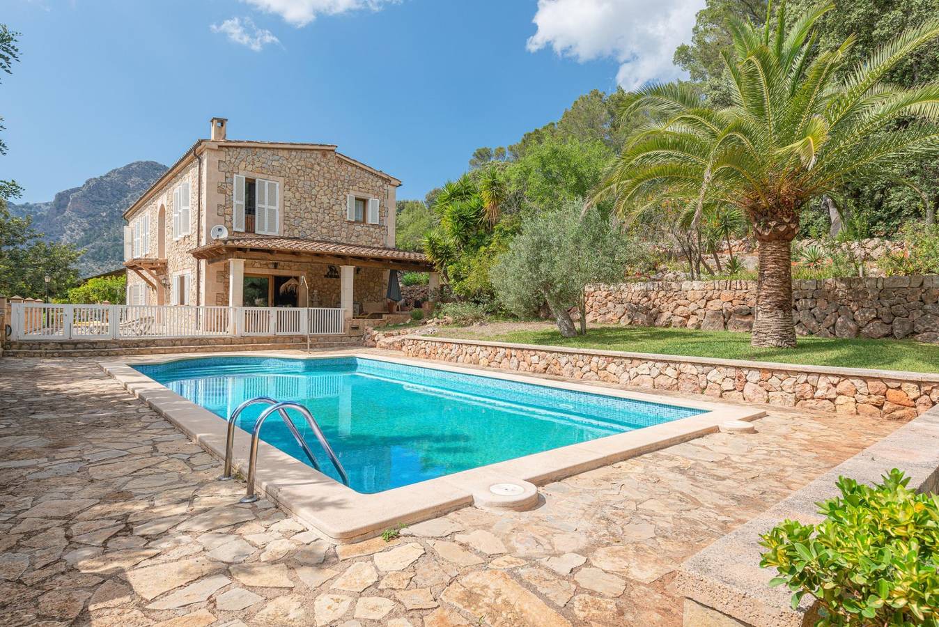 Elegant Stay with Views, Bbq, Pool & Sun Terrace in Buñola, Mallorca Oeste