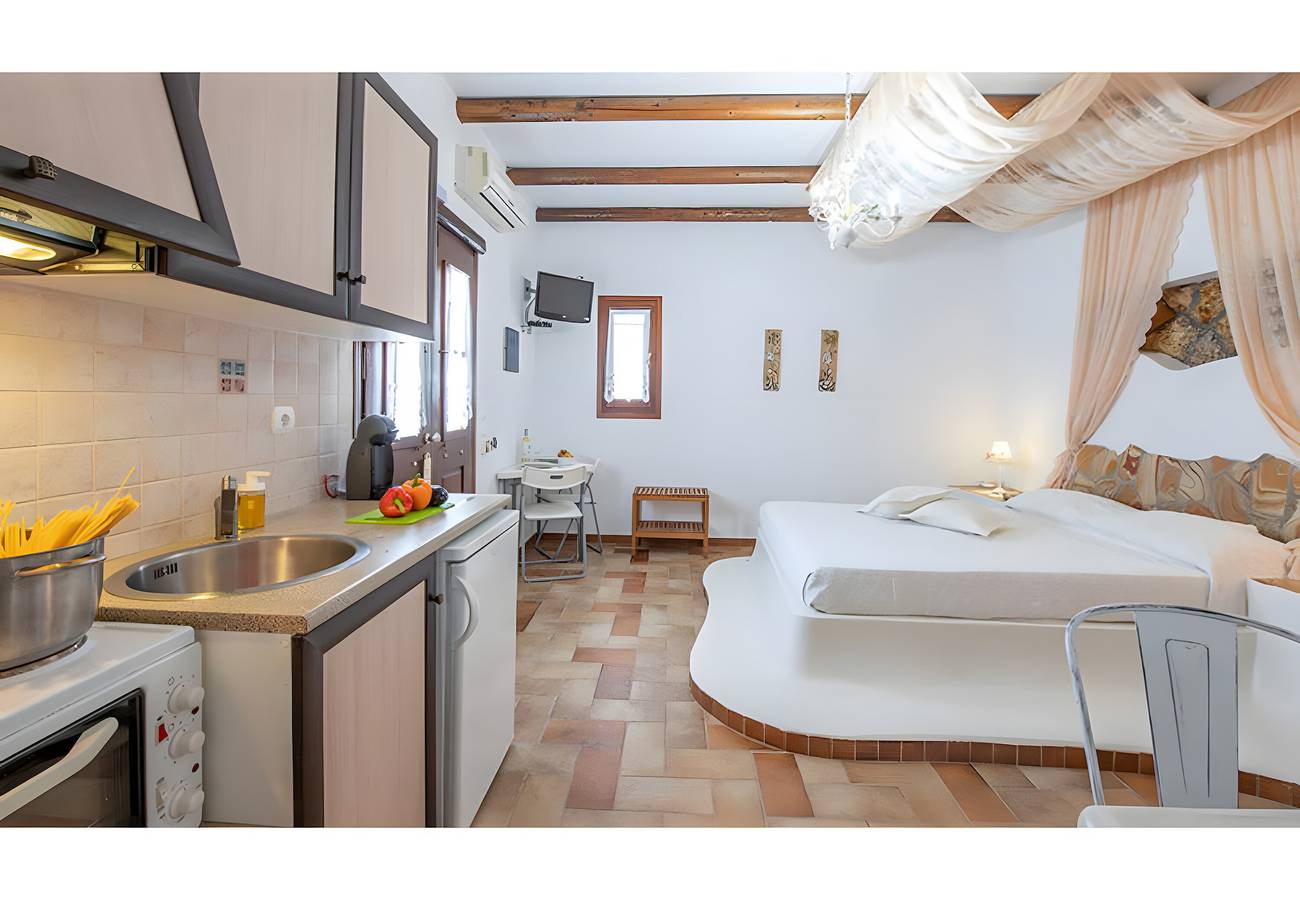 Entire studio, Studio 'Erato' with Private Terrace, Wi-Fi and Air Conditioning in Gournado-Fylakopi