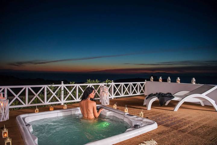 Villa pour 6 personnes, avec Vue sur l’océan et Balcon ainsi que Terrasse et Piscine à Oia - 4
