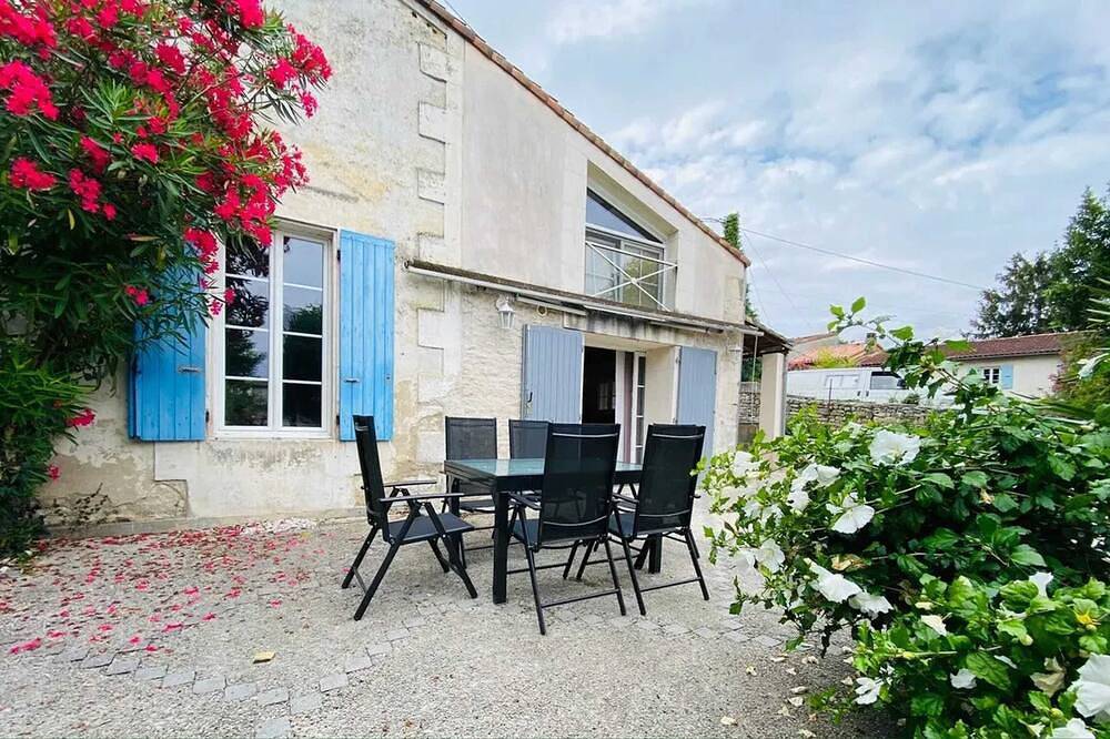 Homerez - Spacious family house in Niort with garden in Niort, Niort region
