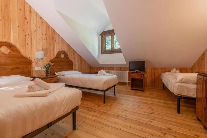 Hôtel pour 4 personnes, avec terrasse ainsi que vue et sauna à Tende - 2