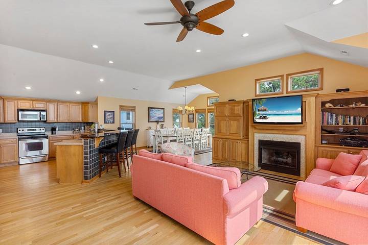 Vacation rental for 16 people, with pool and hot tub as well as balcony in Corolla