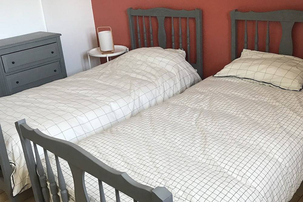 Renovated house in the center of Ploubalay, 5 minutes from the beaches in Ploubalay, Dinan region
