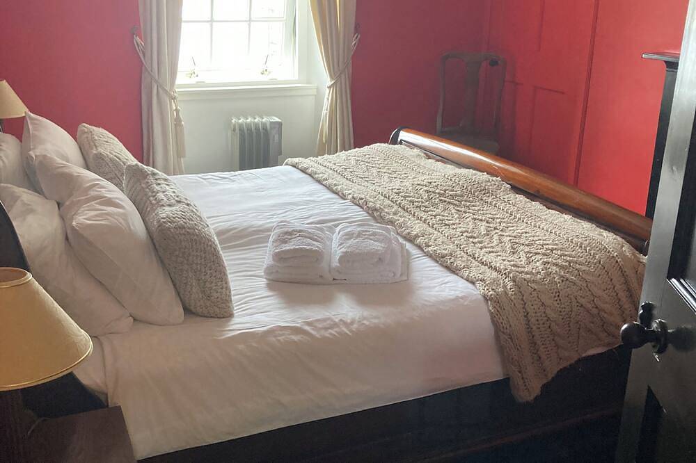 Beautiful Sporting Lodge on Rural Estate overlooking Loch and Deer park in Highlands