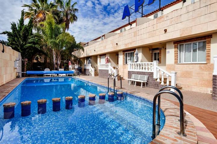 Apartahotel para 4 personas, con Balcón además de Terraza y Piscina en Torrevieja