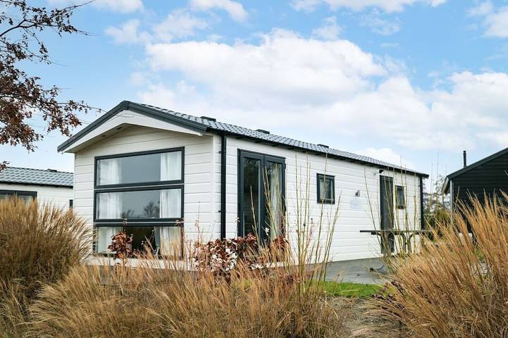 Chalet voor 4 personen, with zwembad and balkon/terras as well as terras in Nunspeet
