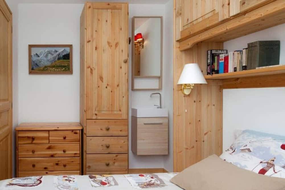 Entire apartment, Meribel-Mottaret Apartment Ski in ski out 1800m balcony south mountain view in Méribel-Mottaret, Les Allues