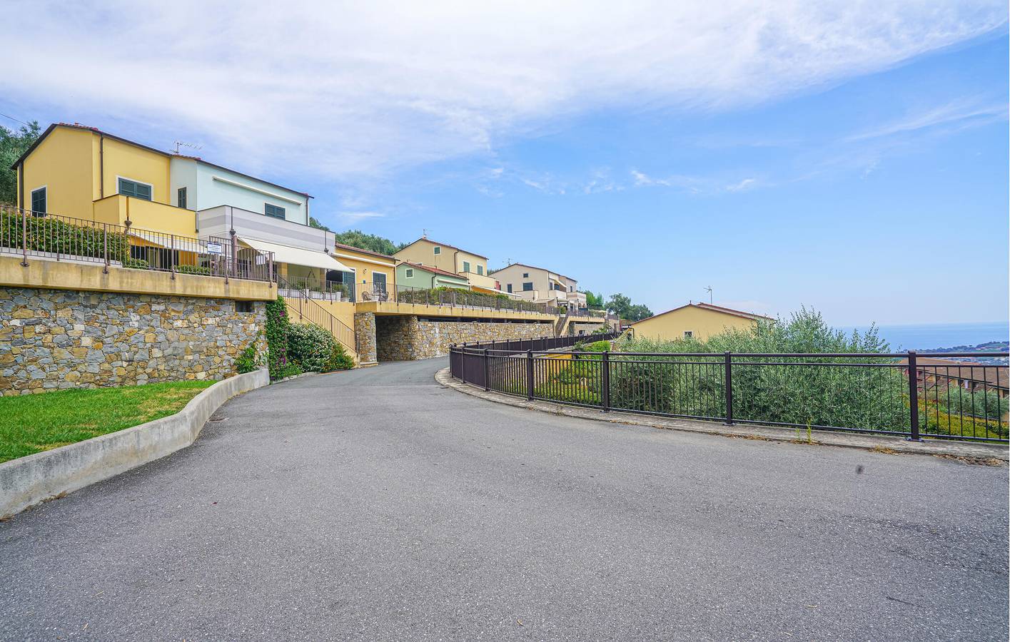 Modernes Apartment mit Pool, Parkplatz und WiFi, nahe dem Stadtzentrum in Civezza, Riviera di Ponente