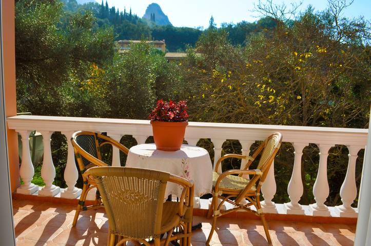 Gîte pour 3 personnes, avec Vue sur l’océan et Balcon/Terrasse ainsi que Jardin et Vue à Agios Gordios