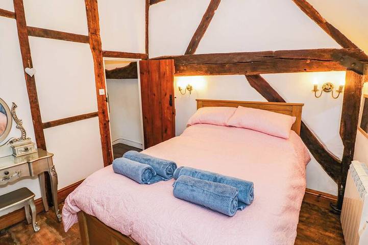 Lilac Cottage, pet friendly, character holiday cottage in Brinklow in Brinklow, Warwickshire