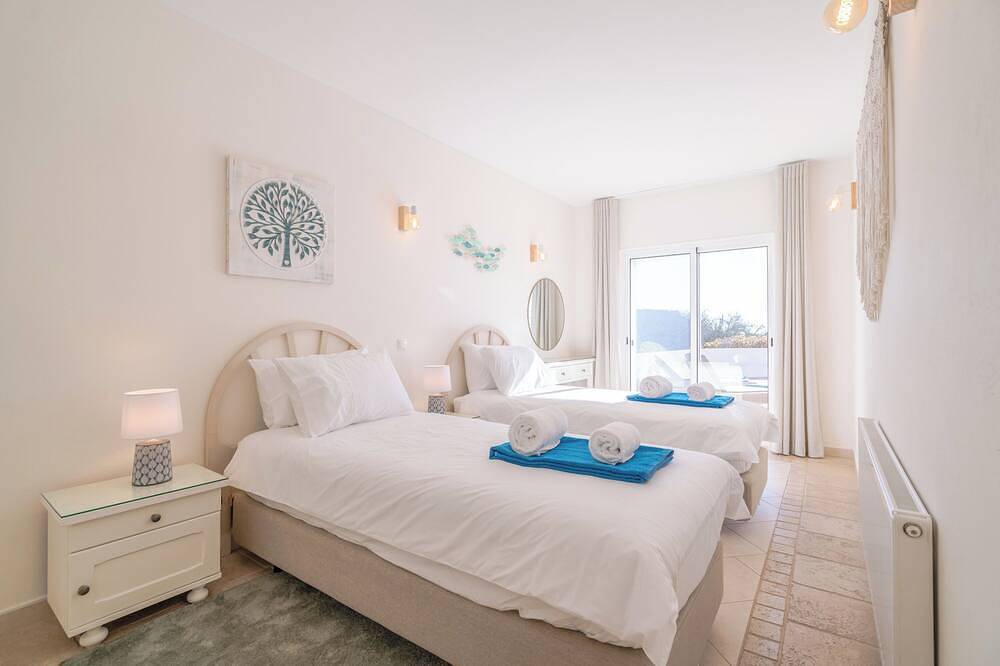 Fantastic 6 bedroom villa with heated pool, beautiful garden and sea views. in Praia da Luz, Faro District