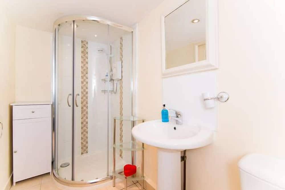 Entire apartment, Spacious Self Contained Studio Apartment - Free Wi-Fi & Parking in Greater Manchester