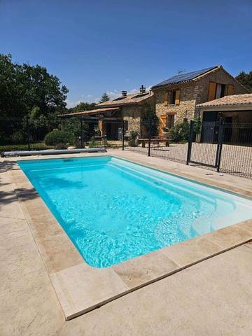 Gîte pour 8 personnes, avec vue ainsi que piscine et jardin à Carsan