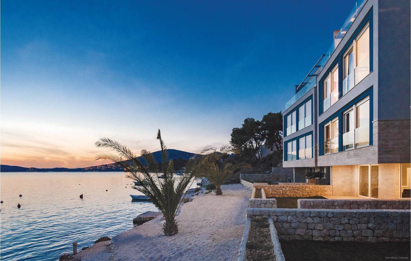 Appartement moderne de 2 chambres avec terrasse, à 2,5 km de la plage d'Uvala Bočići in Trogir, Čiovo