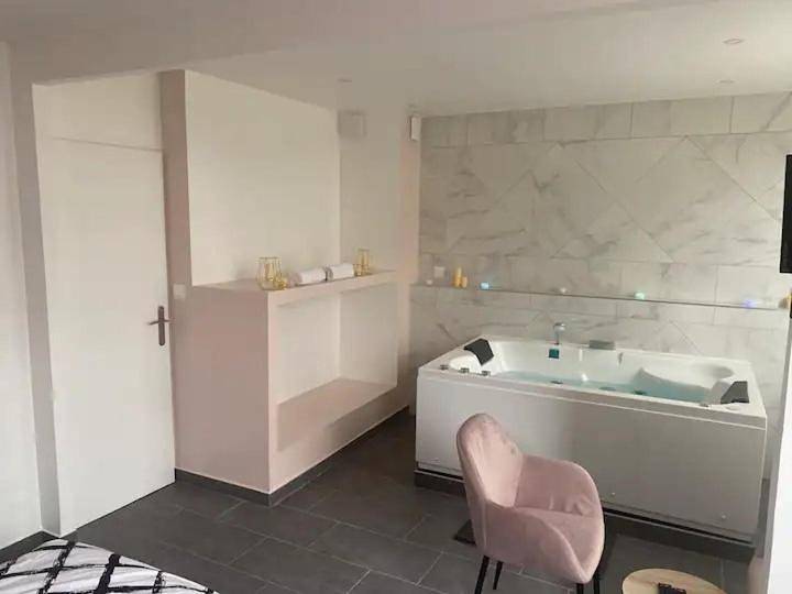 Appartement entier, One-Bedroom Apartment with Spa Bath in Ris-Orangis, Essonne