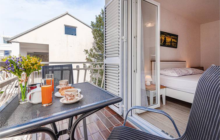 Ganze Ferienwohnung, Gemütliche Ferienwohnung, 2 km vom Strand entfernt, mit WLAN, Klimaanlage, Parkplatz und Terrasse in Srima, Šibenik-Knin