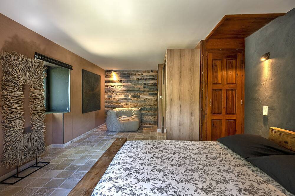 La Case à Tom with enclosed wooded park, private swimming pool, children's playground in Lozère in Mende, Cevenas