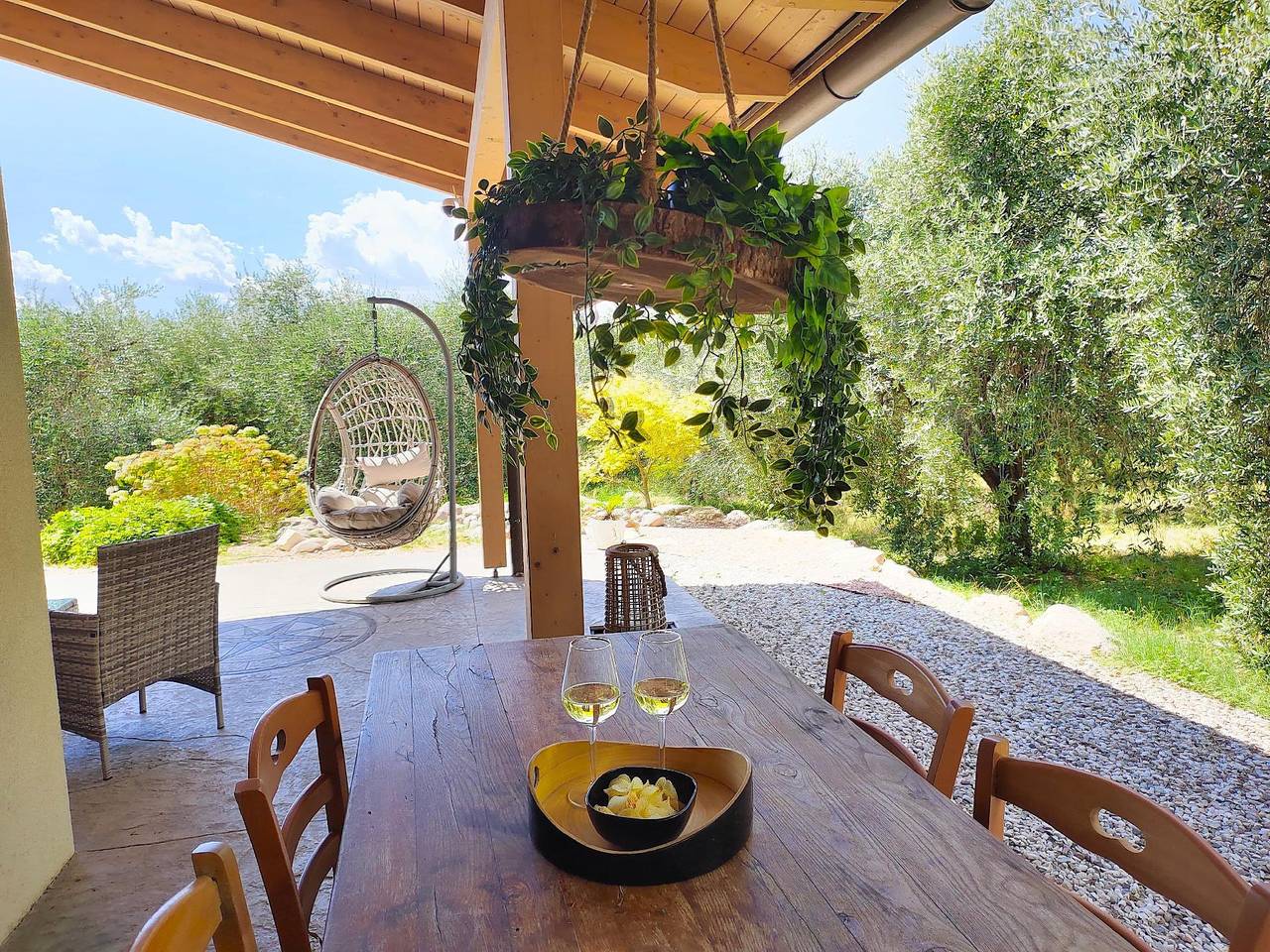 In a spectacular olive grove in a quiet area in Bardolino, Montagnes autour du lac de Garde