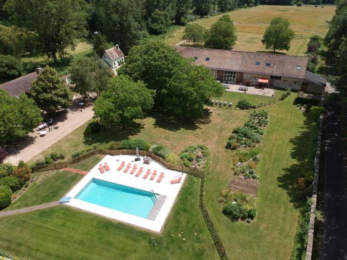 Chambre d’hôte pour 20 personnes, avec Terrasse et Jardin ainsi que Piscine et Vue