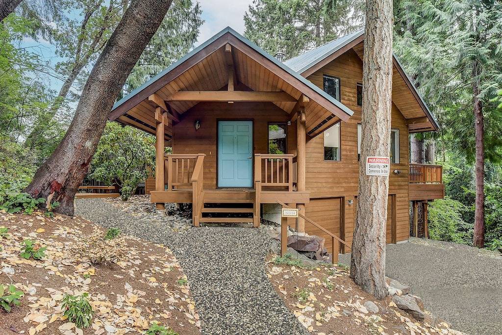 Spacious Cabin with Hot Tub, Sauna, Ac, Loft, King bed, free parking in Seattle, Lake Washington