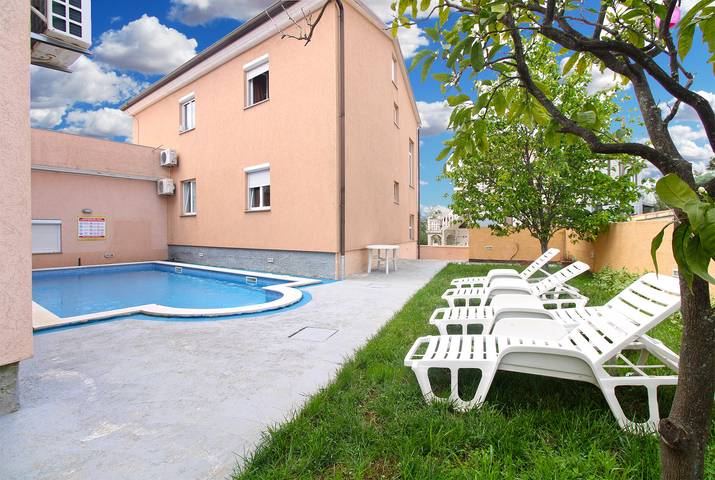 Ferienwohnung für 5 Personen, mit Terrasse und Pool in Peroj