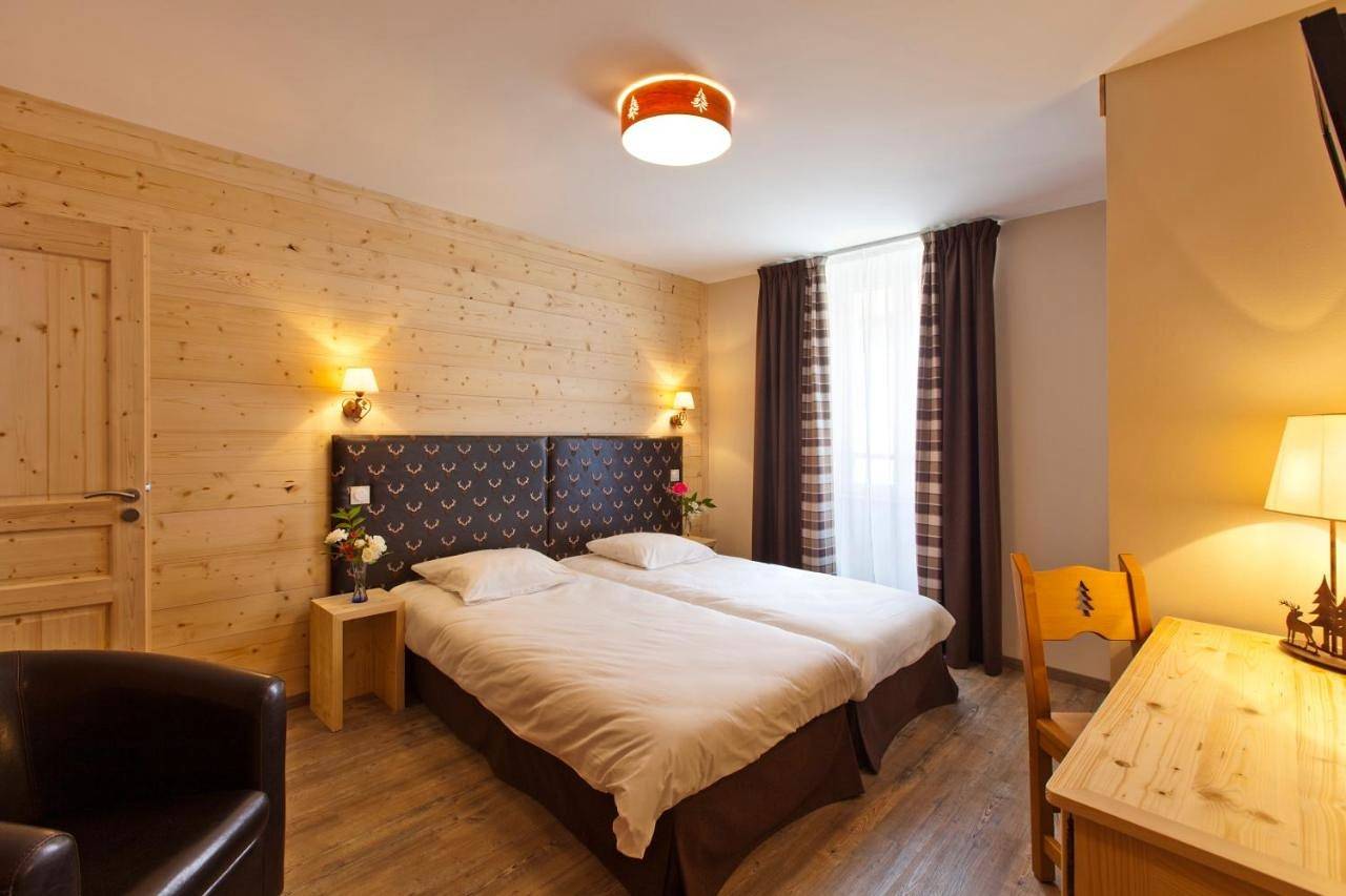 Logis Hôtel Lbb - les 2 lacs in Clairvaux-les-Lacs, Jura Francais