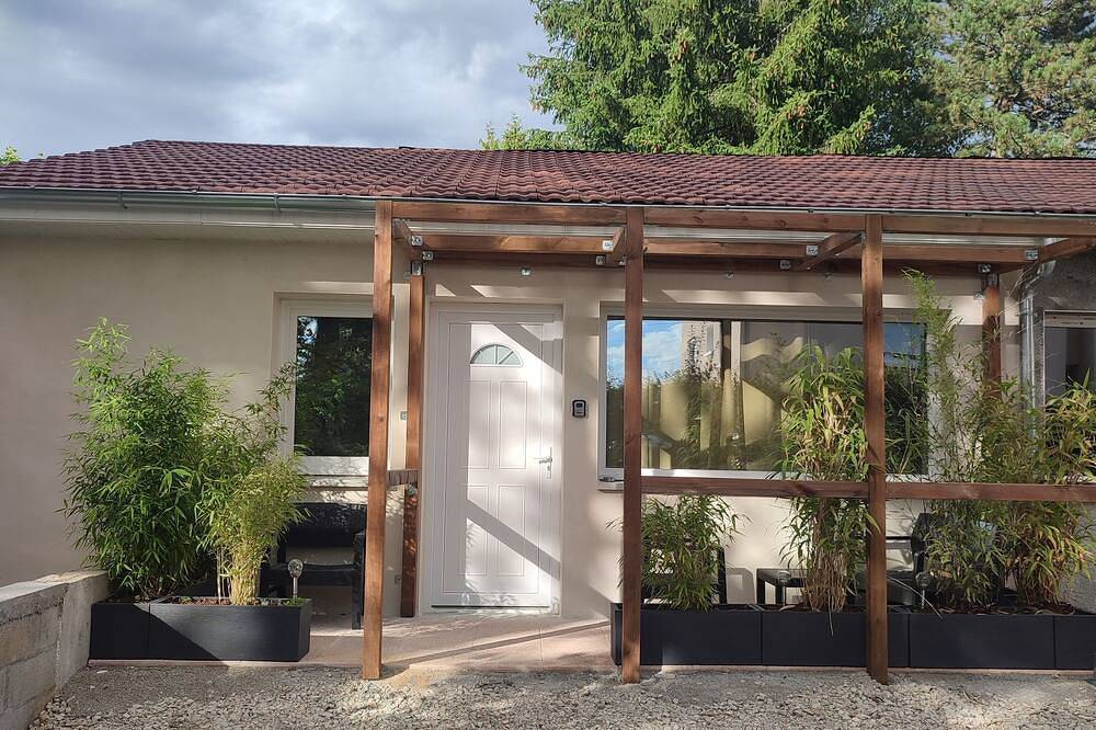 Appartement entier, Studio dans propriété privée neuf avec terrasse bien situé in Oyonnax, Nantua
