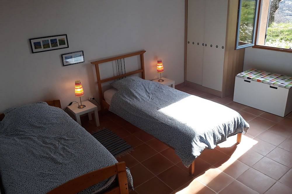 Country gîte at the foot of Mt Ventoux with view of Château du Barroux in Le Barroux, Parque natural regional del Mont Ventoux