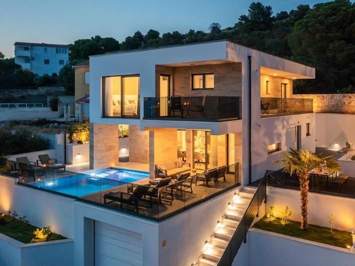 Villa pour 8 personnes, avec sauna et jardin ainsi que terrasse et piscine, animaux acceptés à Okrug Gornji