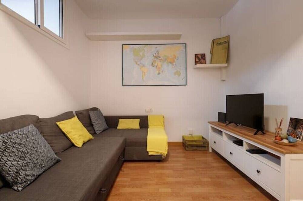 Entire apartment, Nice 1-Bedroom Apartment for 2ppl Steps from Camp Nou! in Barcelona Centre, Barcelona