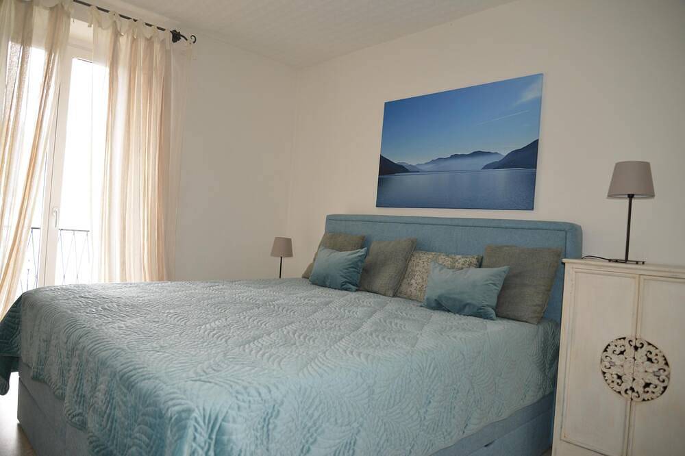 Ferienhaus direkt an der autofreien Seepromenade mit privatem Parkplatz vor dem in Porta (Brissago), Brissago