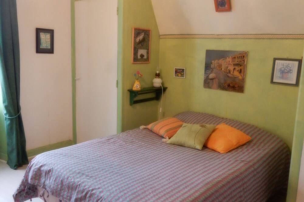Maison colorée dans un hameau verdoyant in Forgès, Région de Tulle