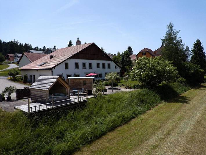 Gîte pour 5 personnes, avec Terrasse ainsi que Jardin et Vue dans Les Ponts De Martel