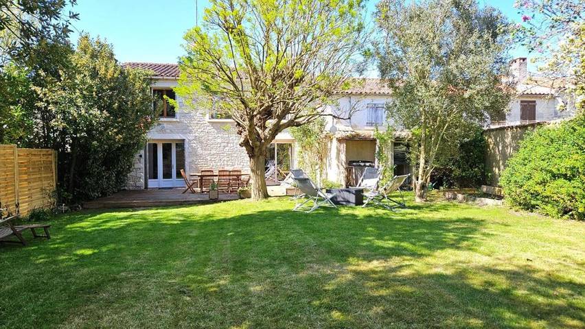 Location de vacances pour 8 personnes, avec Terrasse ainsi que Jardin et Vue à Le Mazeau