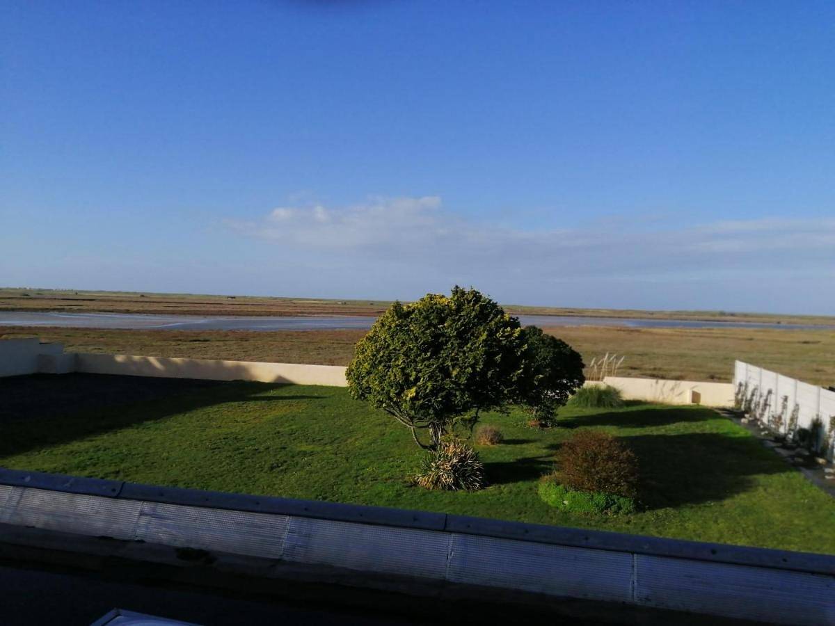Three-Bedroom House in Bricqueville-sur-Mer, Région de Coutances