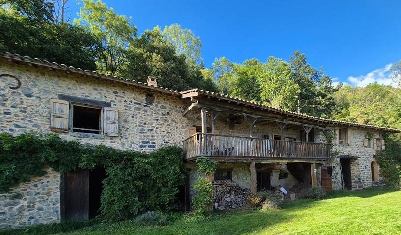 Location de vacances pour 10 personnes, avec terrasse ainsi que vue et jardin à Vernay