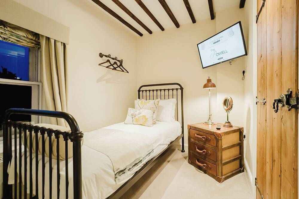 Experience boutique comfort above The Powell pub in Birchington. Stylish en-suite rooms, luxury touches, and a vibrant pub below—perfect for business, couples, or families. Book your coastal escape today! in Birchington, Kent