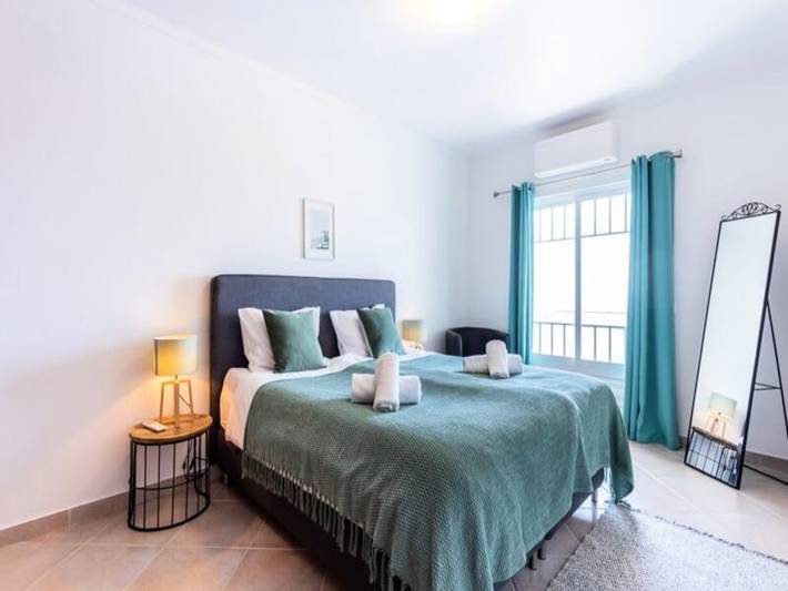 Ferienwohnung für 6 Personen, mit Terrasse und Garten sowie Pool in Arrifana - 4