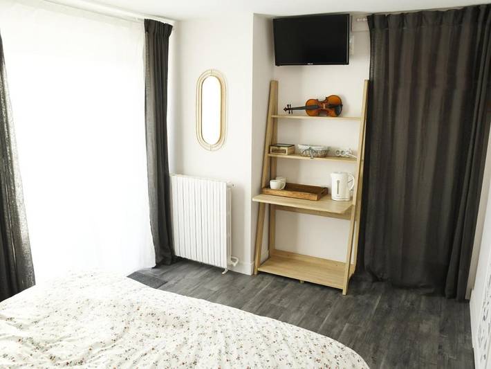 Location de vacances pour 2 personnes, avec jardin ainsi que vue et piscine à Saint-Brice - 4