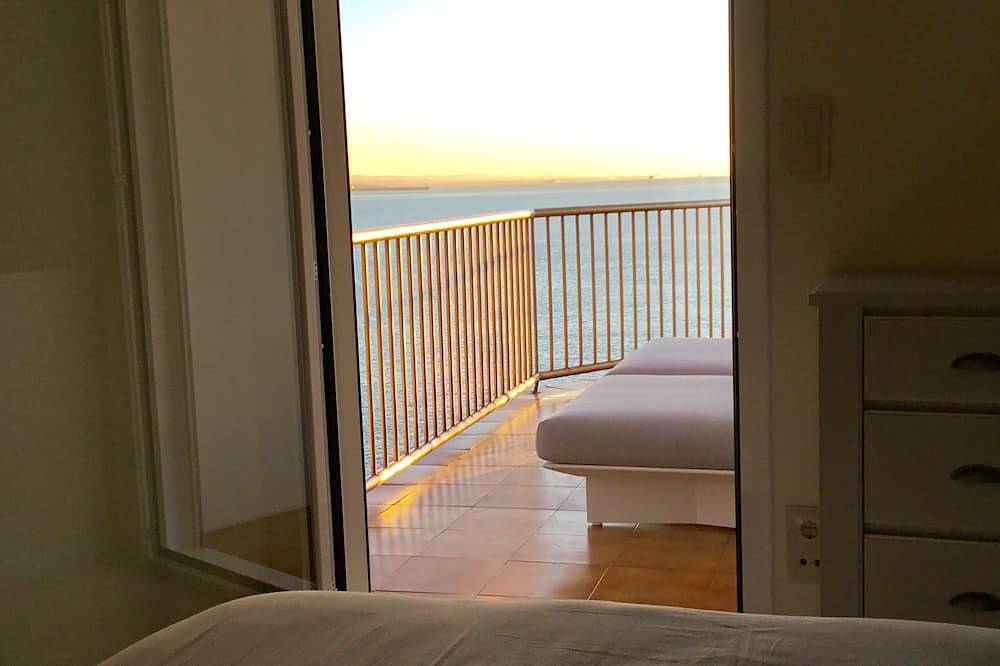 Appartement entier, Salou très bel appart climatisé 1ère ligne mer , wifi, accès direct mer, Garage in Salou, Costa Dorada