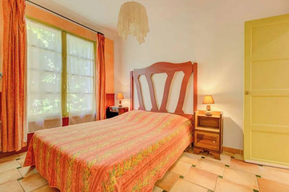 Entire apartment, Charming cottage in Réattu with terrace and park view - sleeps in Fourques, Nimes region