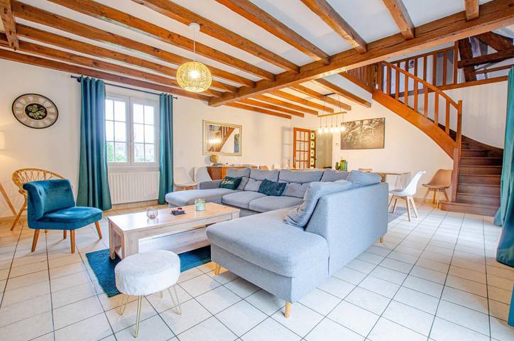 Gîte pour 12 personnes, avec piscine ainsi que terrasse et jardin