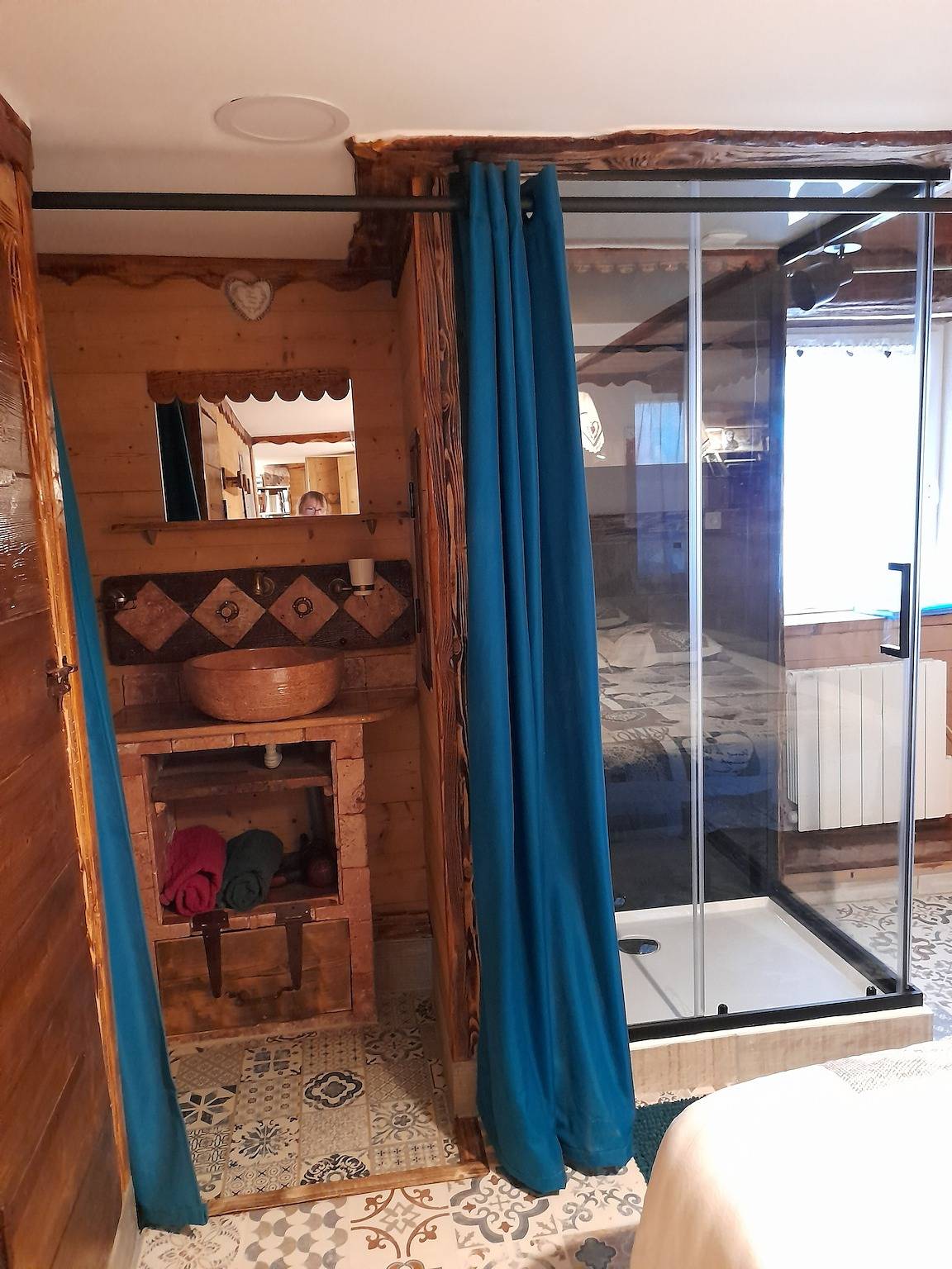 Chambre d’hôtes « Chambre Églantine » avec vue montagne, jardin partagé et Wi-Fi in Haute-Loire