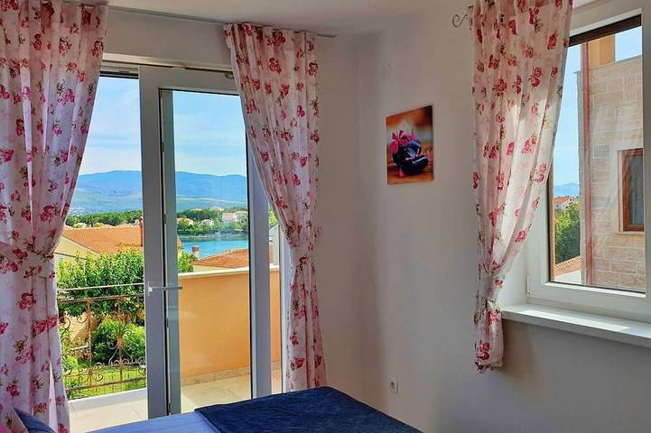 Appartement entier, Appartement Rebeka - vue mer, 160 m de la mer, terrasse, balcon, aire de jeux in Silo (Krk), Krk